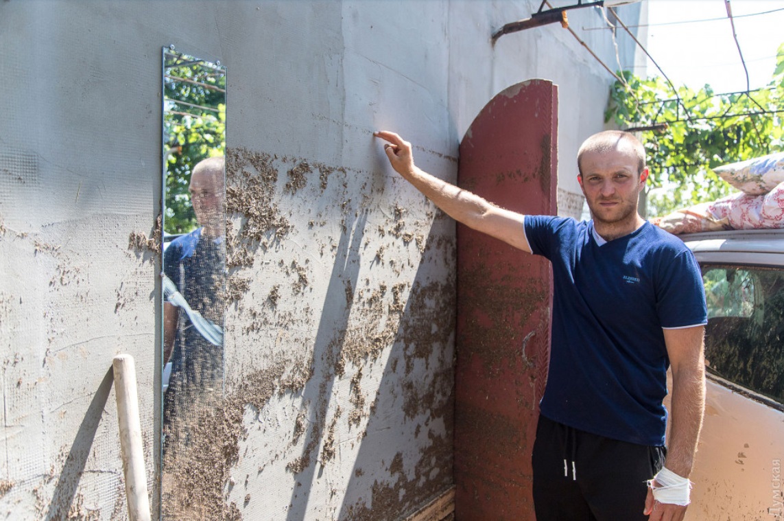 Мужчина спас соседей, тонувших в селевом потоке под Одессой: фото героя