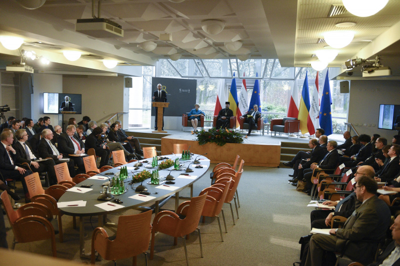 Яценюк: никому не дадим расколоть украинско-польское единство