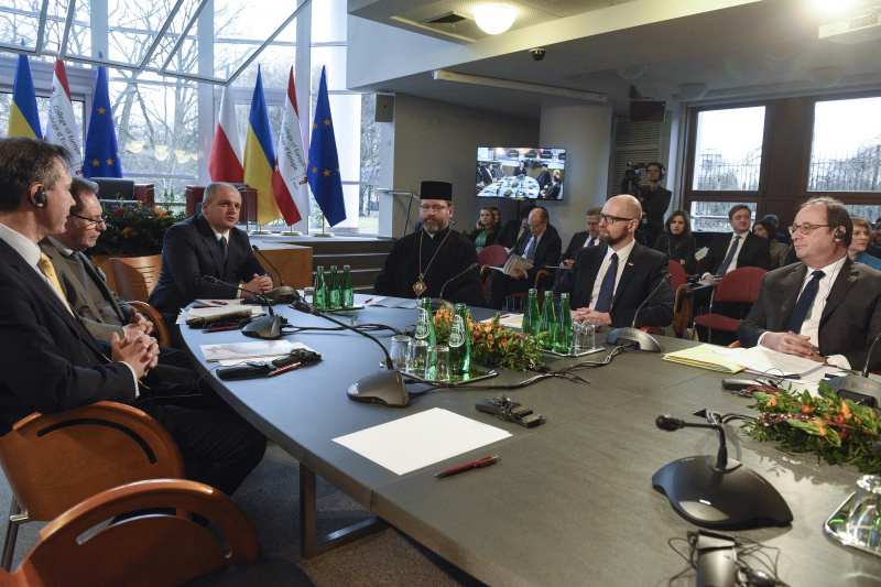 Яценюк: никому не дадим расколоть украинско-польское единство