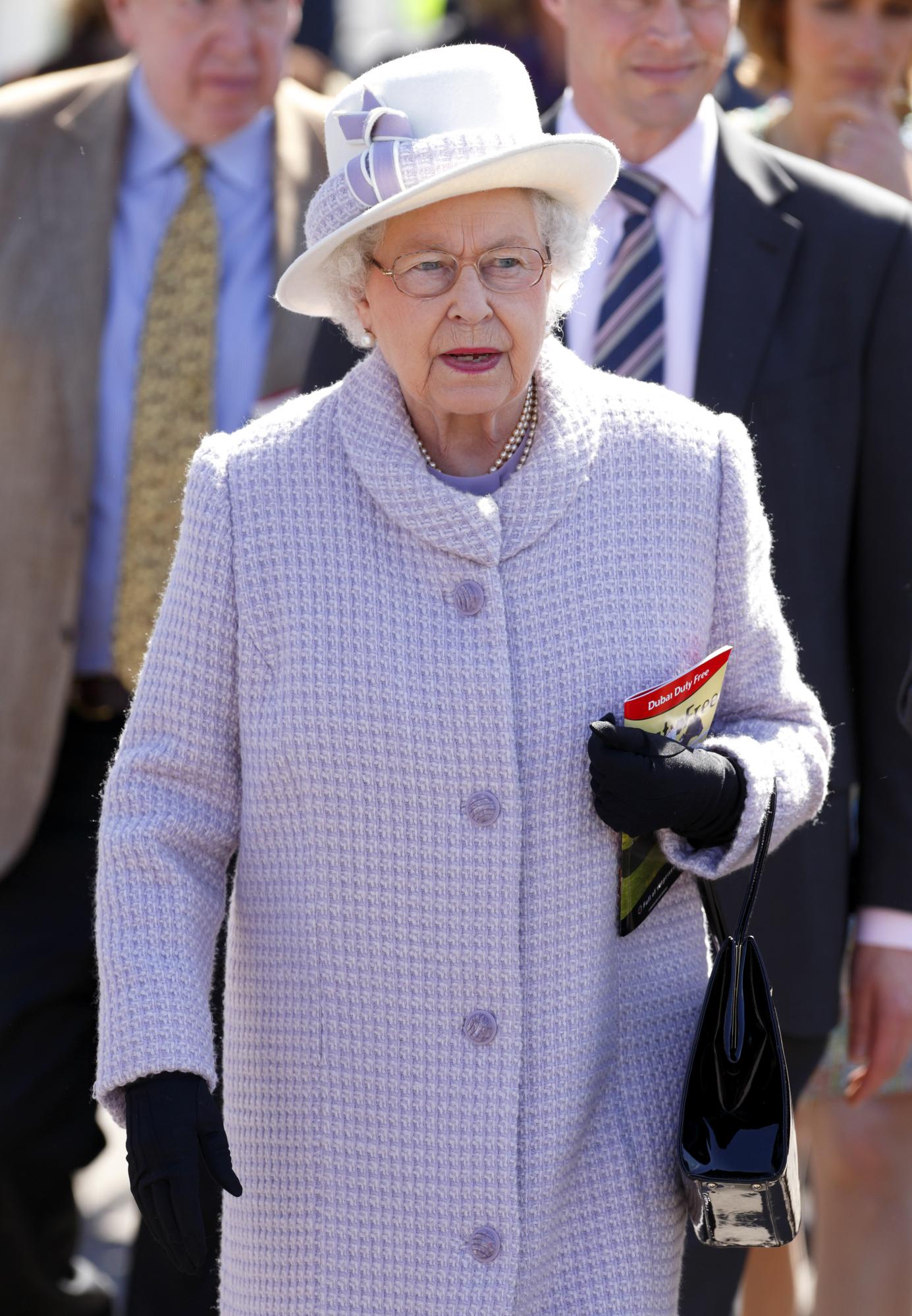 Very Peri - головний колір 2022 року: кому пасує і як його носити