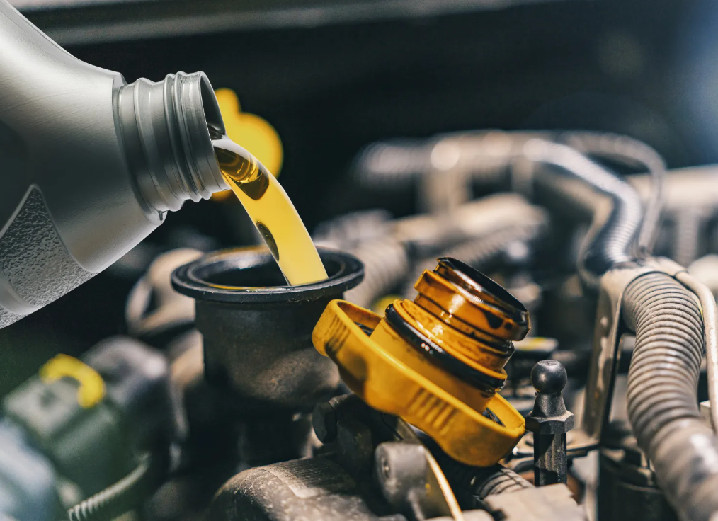 Зимові оливи: як вони впливають на роботу вашого авто в холодну пору