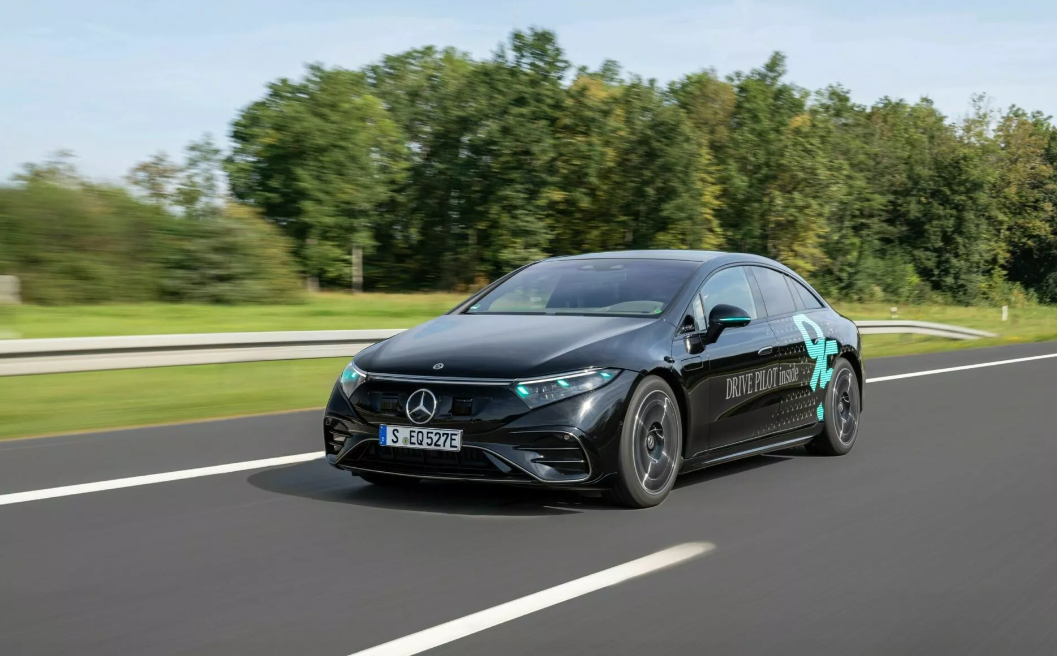 Автомобілі Mercedes-Benz отримали новий колір габаритних вогнів: названа причина