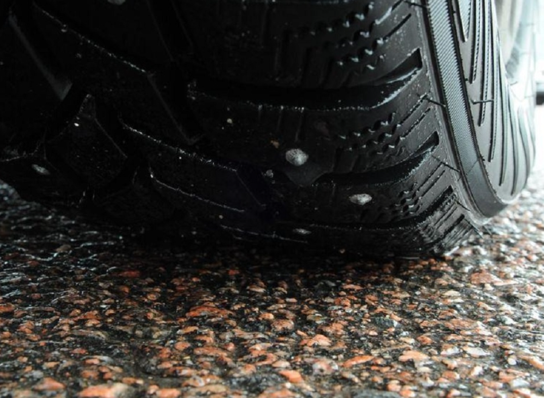 Їзда на шипах влітку: наслідки та ризики для вашого авто