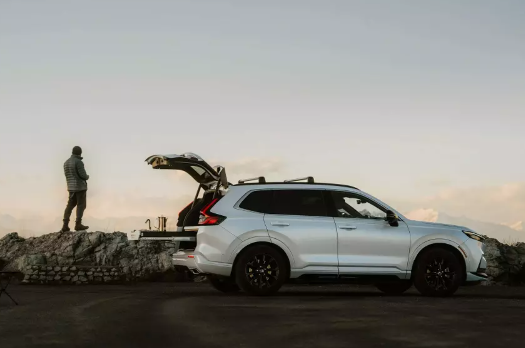 Honda представила гібридний кросовер CR-V з вбудованим "мініготелем": подробиці