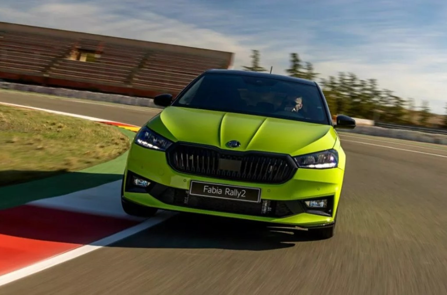 Skoda Fabia отримала заряджену версію на честь ралі: названо ціни та характеристики