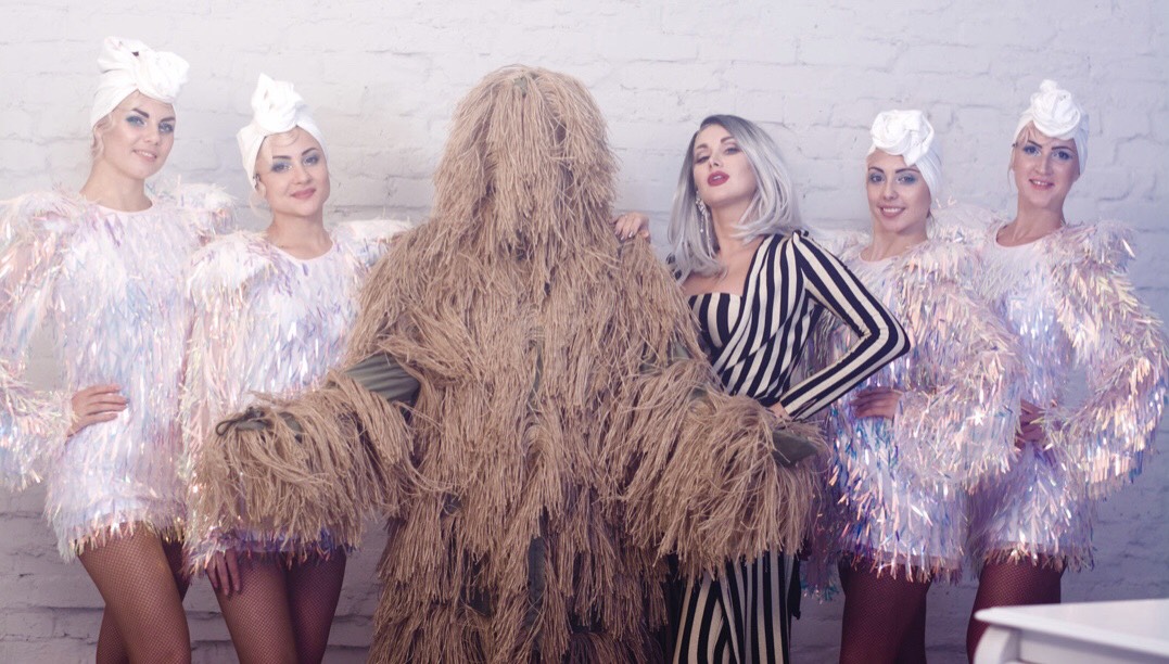 "К нему нельзя ревновать": Бужинская в новом клипе закрутила необычный роман (видео)