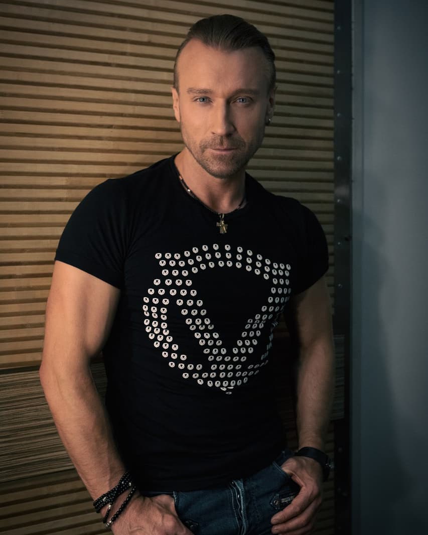 Олег Винник, Ірина Білик і MONATIK розповіли про подарунки на 8 березня