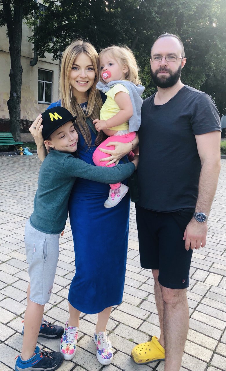 Зі знімального майданчика в пологовий будинок: українська ведуча стала мамою втретє