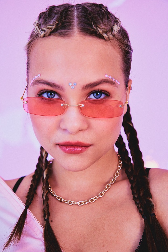 По пятницам: Вероника Коваленко презентовала саундтрек к тинейджерским тусовкам