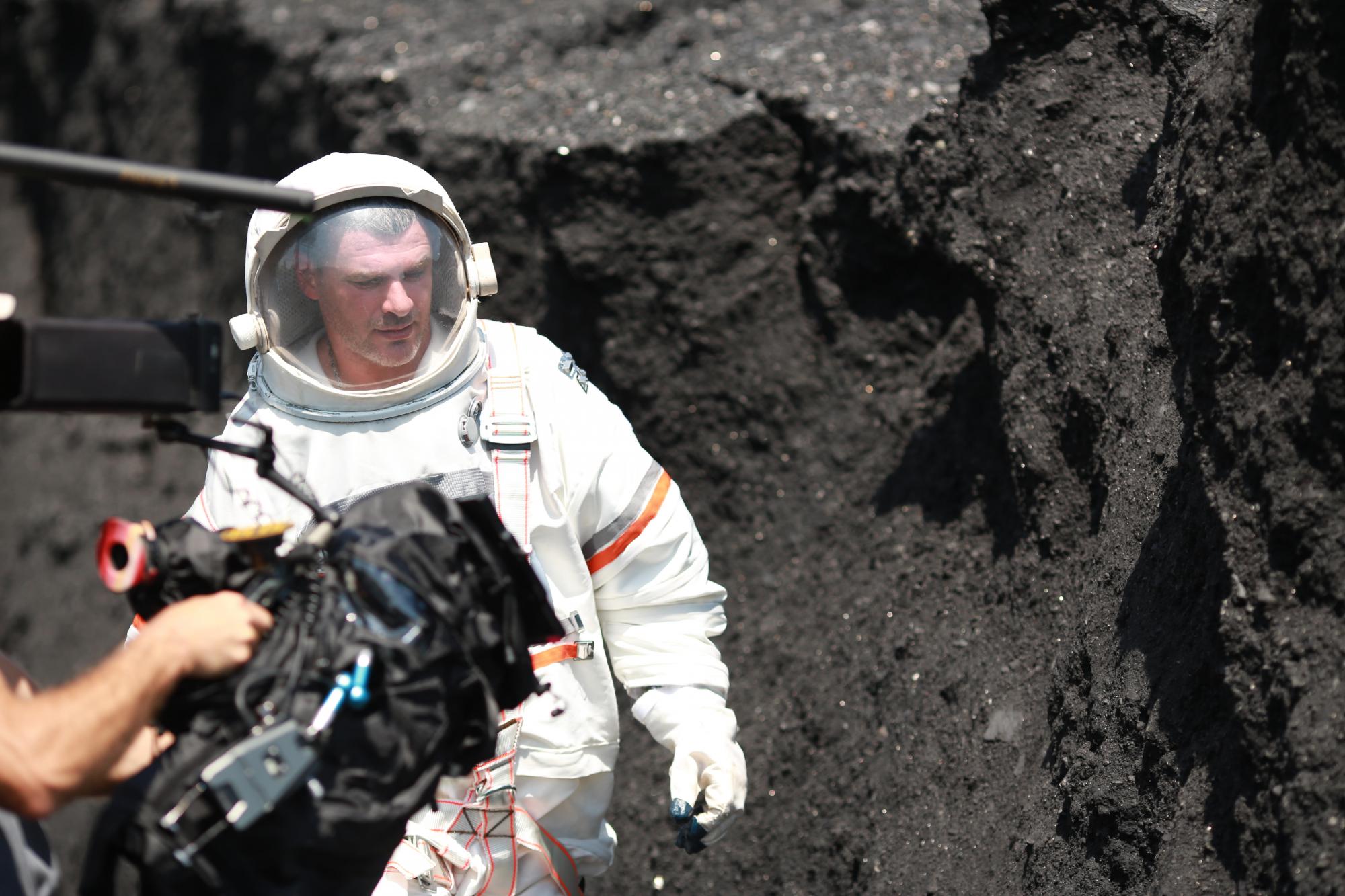 Арсен Мирзоян показал любовь космического масштаба в новом клипе "Незнайомці"