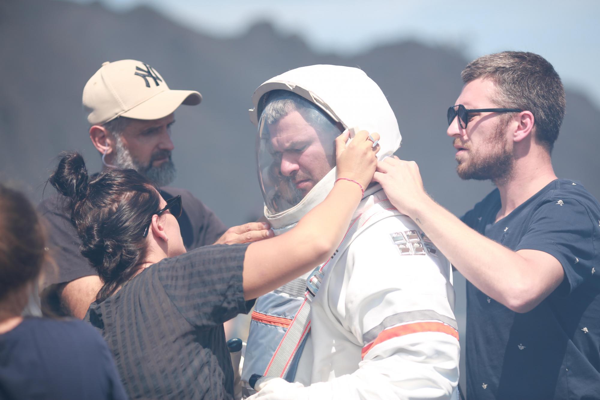 Арсен Мирзоян показал любовь космического масштаба в новом клипе "Незнайомці"