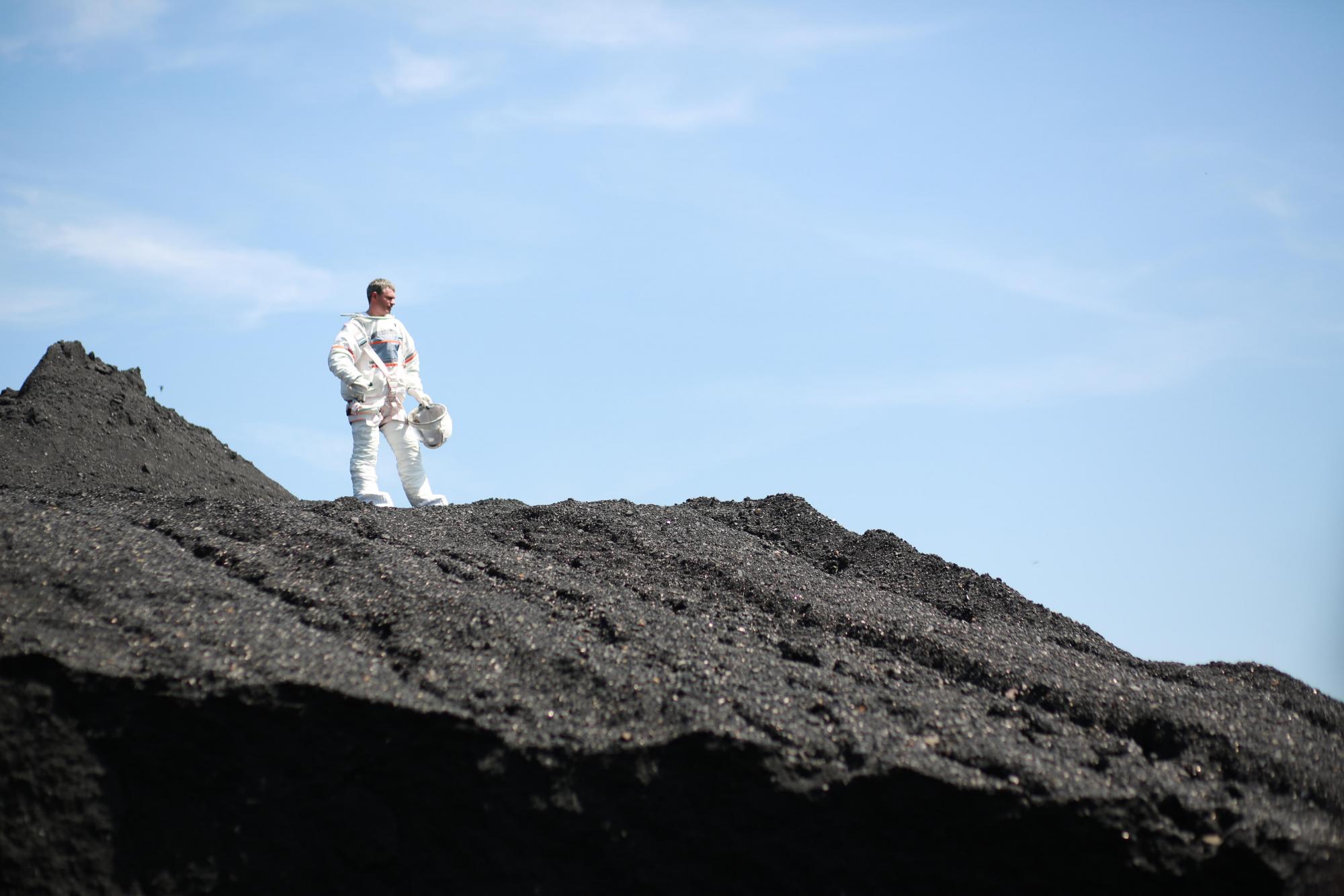Арсен Мирзоян показал любовь космического масштаба в новом клипе "Незнайомці"