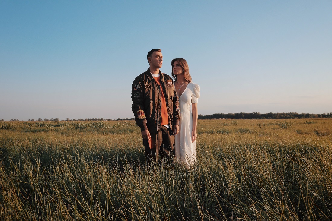 Без кепки і за штурвалом літака: Ivan NAVI представив романтичний кліп