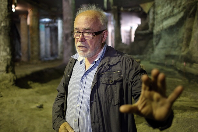 Археолог Михаил Сагайдак во время раскопок на Почтовой площади в Киеве