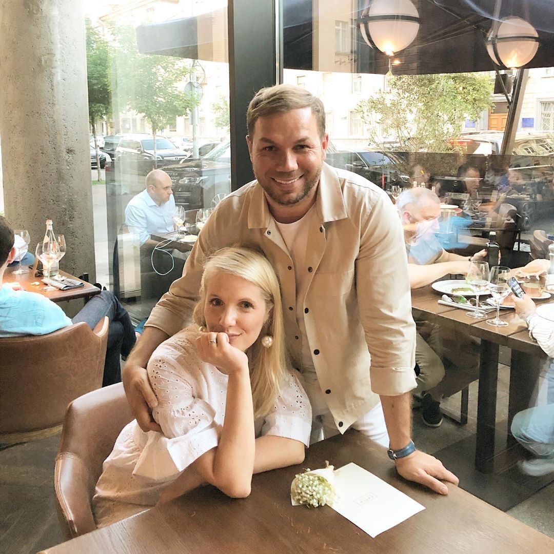 Ризатдинова, Тополя, Матвиенко и другие звезды вспомнили про особенные объятия в жизни