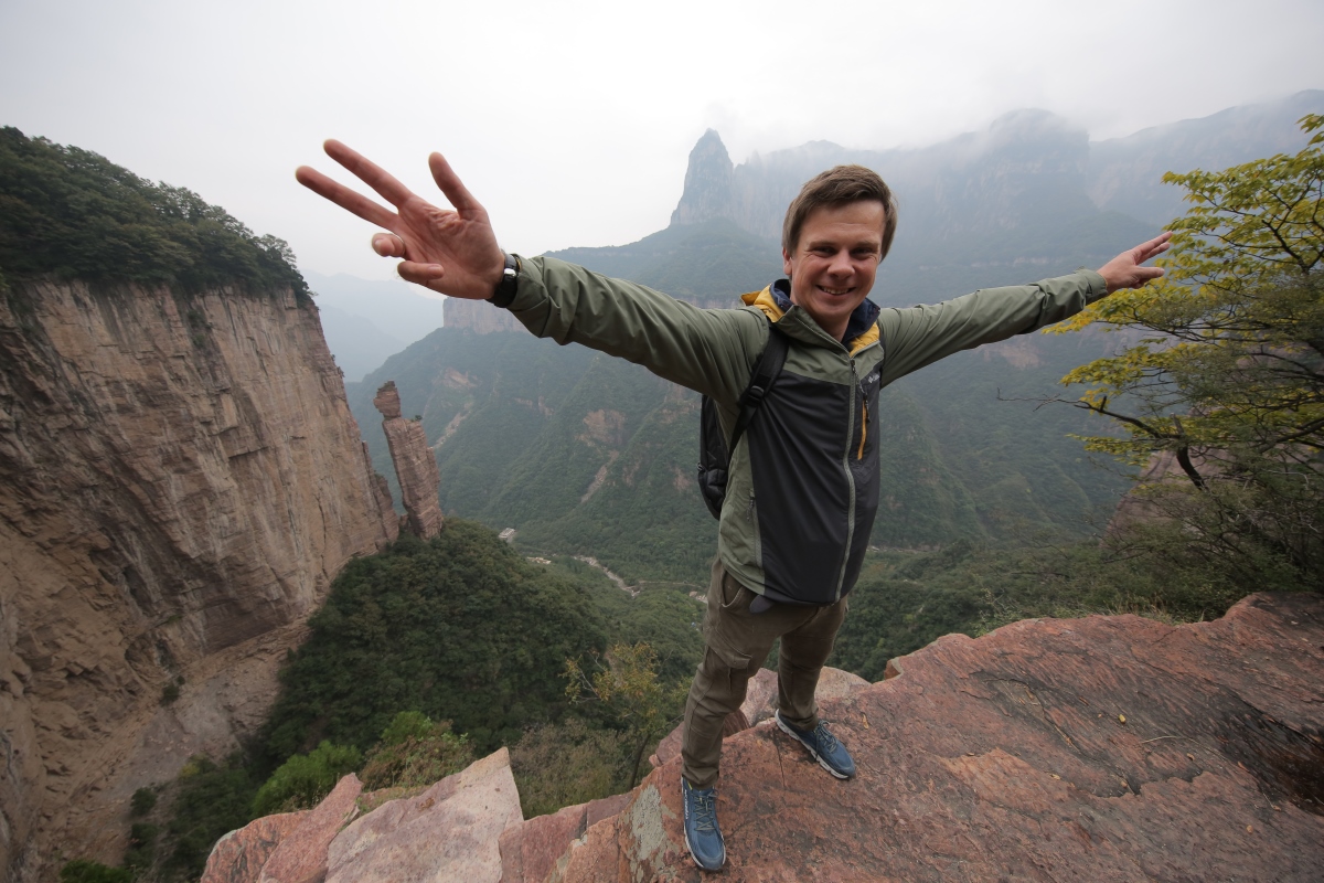 Дмитрий Комаров приготовит танцующую лапшу и попробует на вкус экзотических насекомых