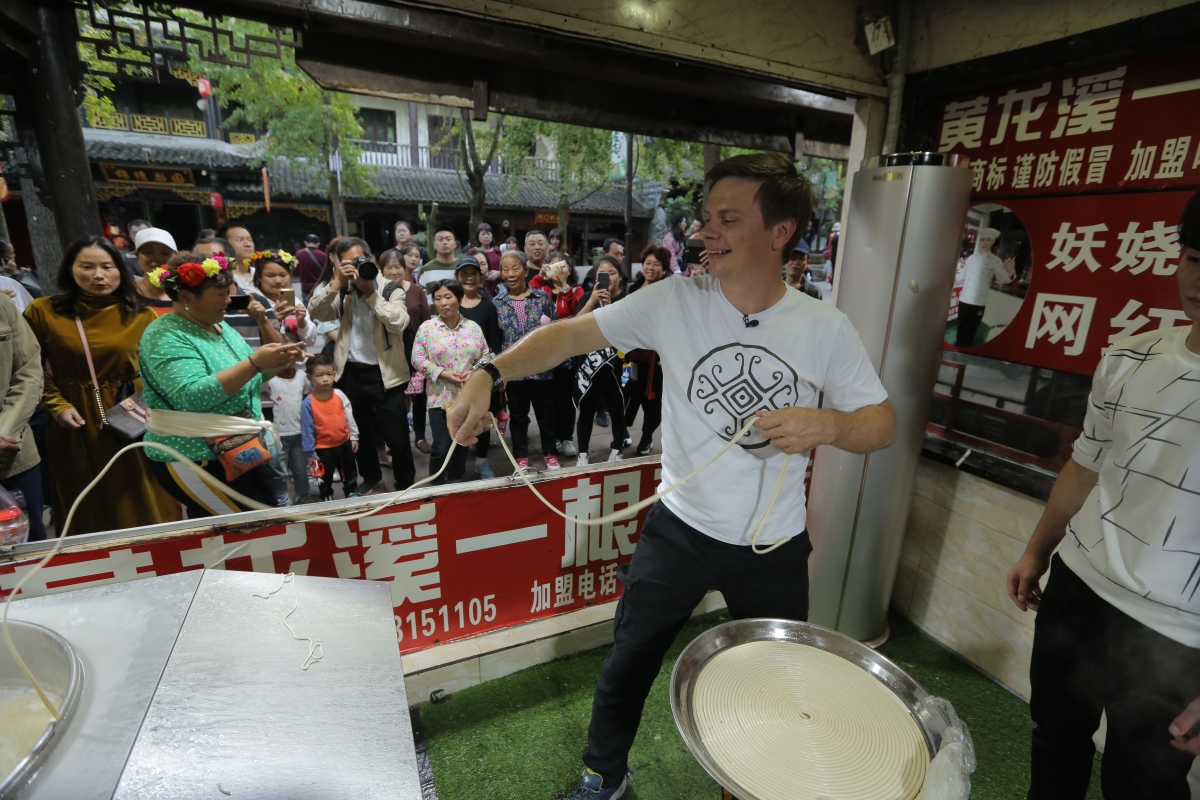 Дмитрий Комаров приготовит танцующую лапшу и попробует на вкус экзотических насекомых