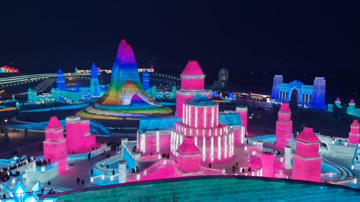 Ледяные небоскребы и лабиринты: Дмитрий Комаров попадет на грандиозную стройку города изо льда в Харбине