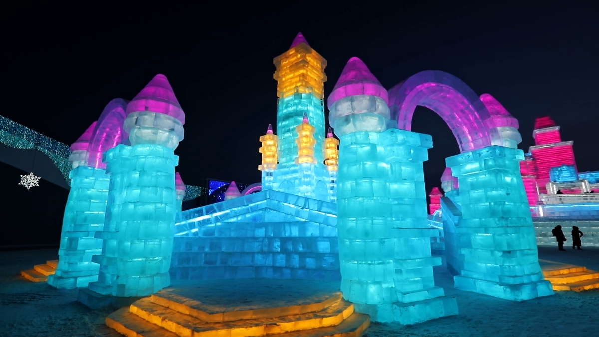 Ледяные небоскребы и лабиринты: Дмитрий Комаров попадет на грандиозную стройку города изо льда в Харбине