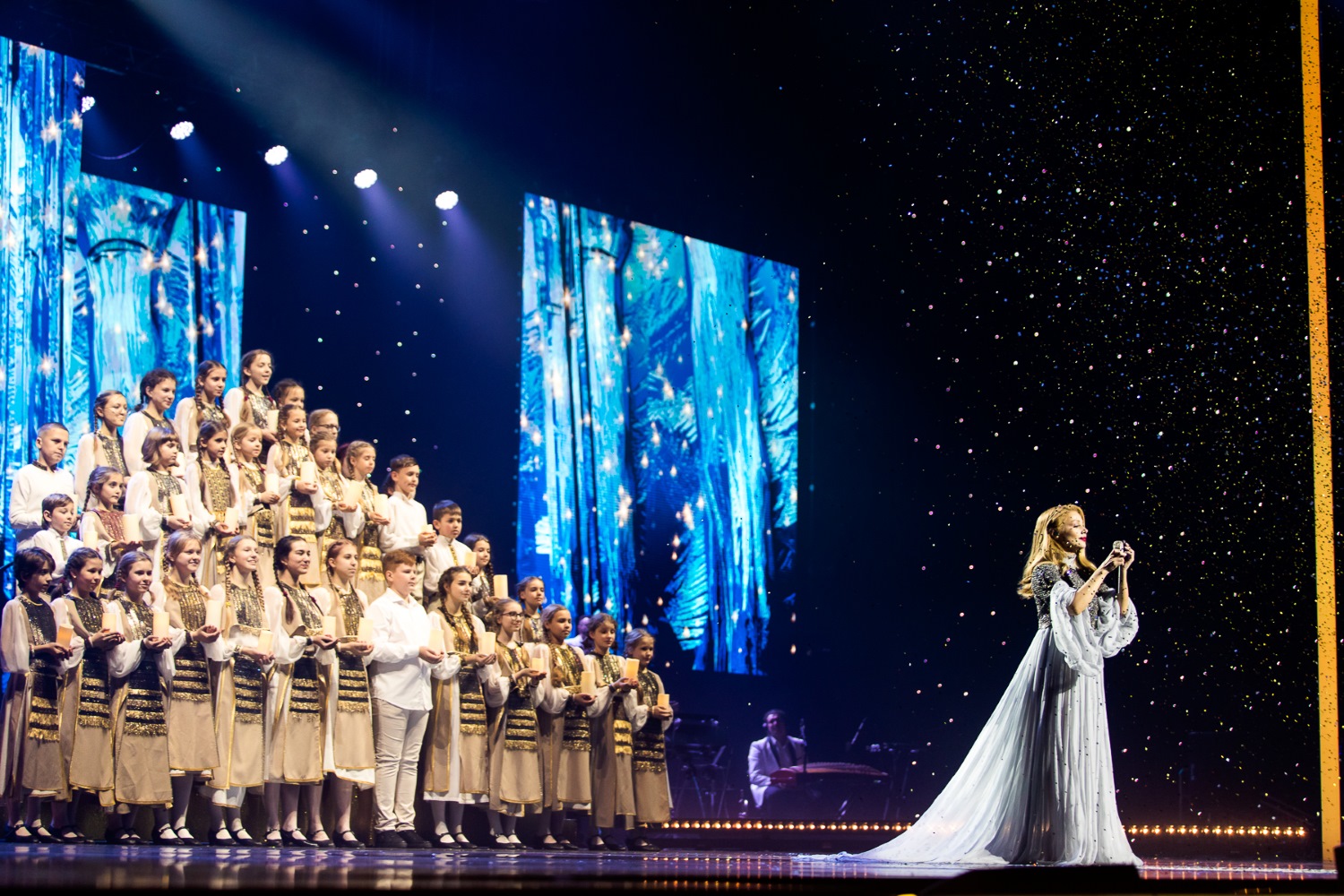 Костюм пряника и платье с LED подсветкой: Тина Кароль поразила сказочными перевоплощениями