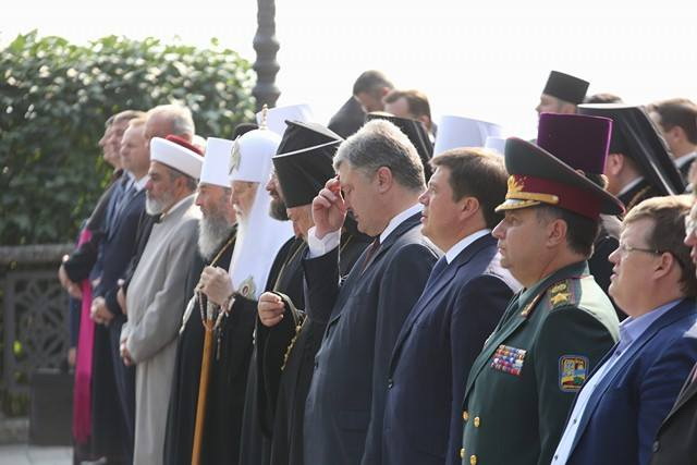 Петро Порошенко на молебні УПЦ КП