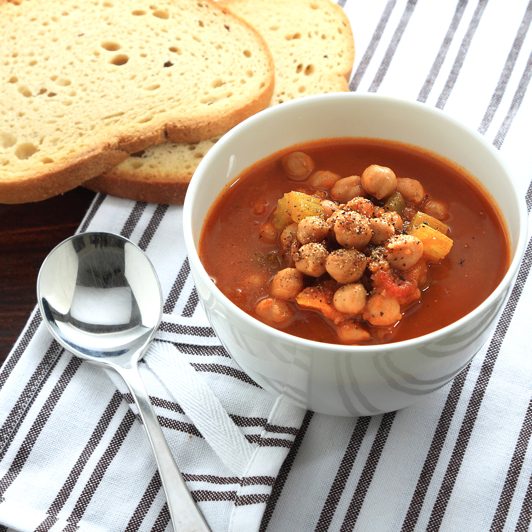 С лимоном и сыром: топ-3 небанальных супов от солиста группы "Тик" Виктора Бронюка