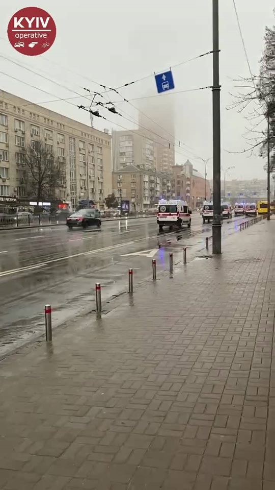 В центре Киева сняли на видео колонну "скорых" со включенными мигалками: что случилось