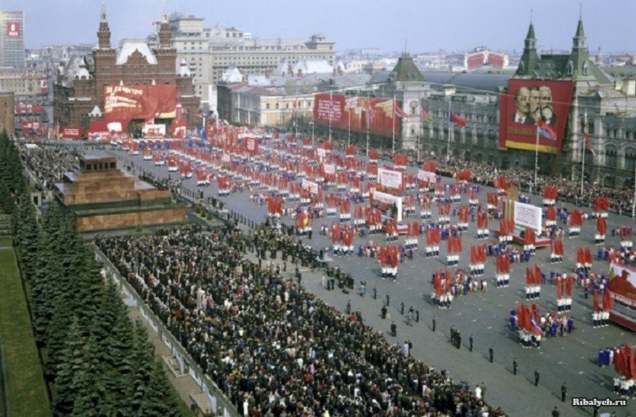Як святкували 1 травня в Україні за часів СРСР та після: унікальні фото