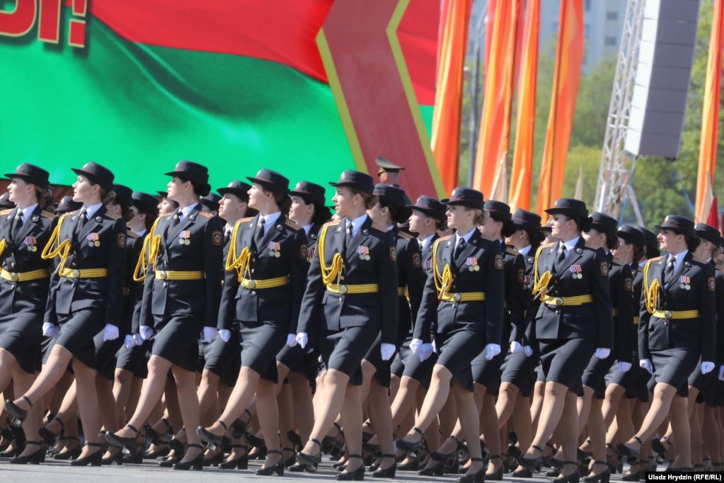 Тысячи людей без масок и соблюдения дистанции: как прошел парад в Минске