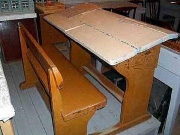 Старые школьные парты