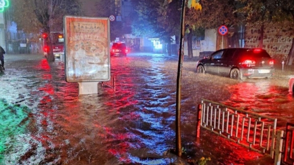 Ливень в Ивано-Франковске: из затопленного авто пришлось спасать людей