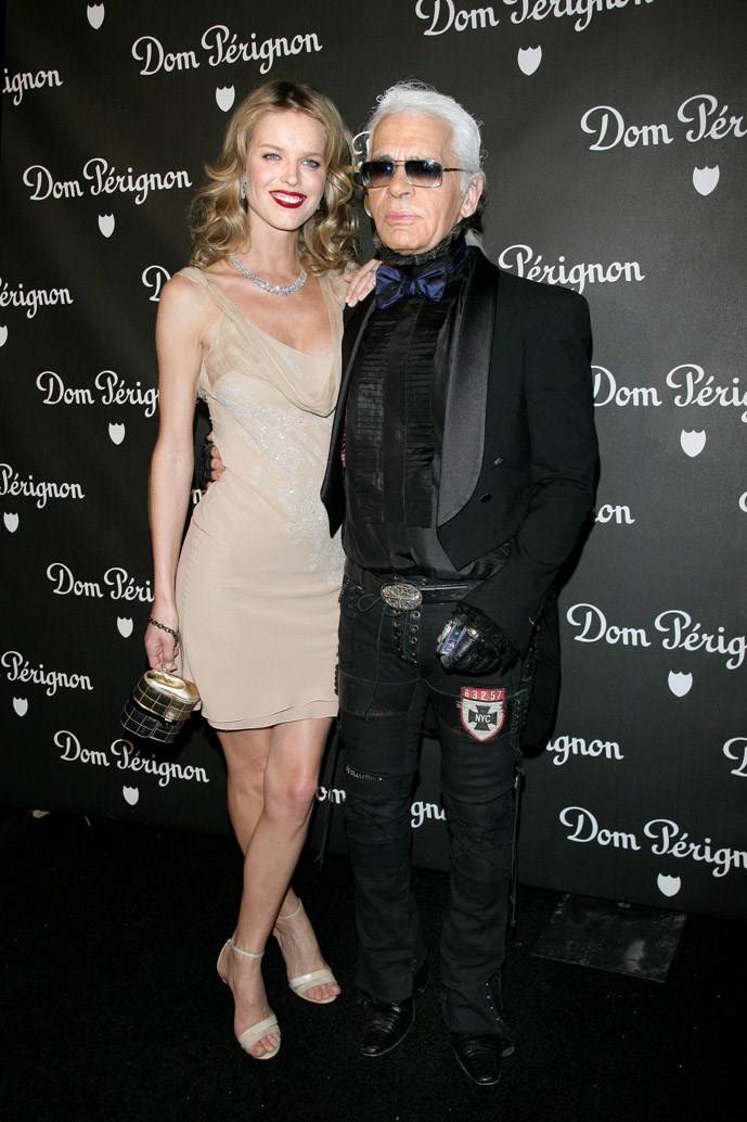 Зоряний кутюр'є: знаменитості в культових нарядах від Карла Лагерфельда