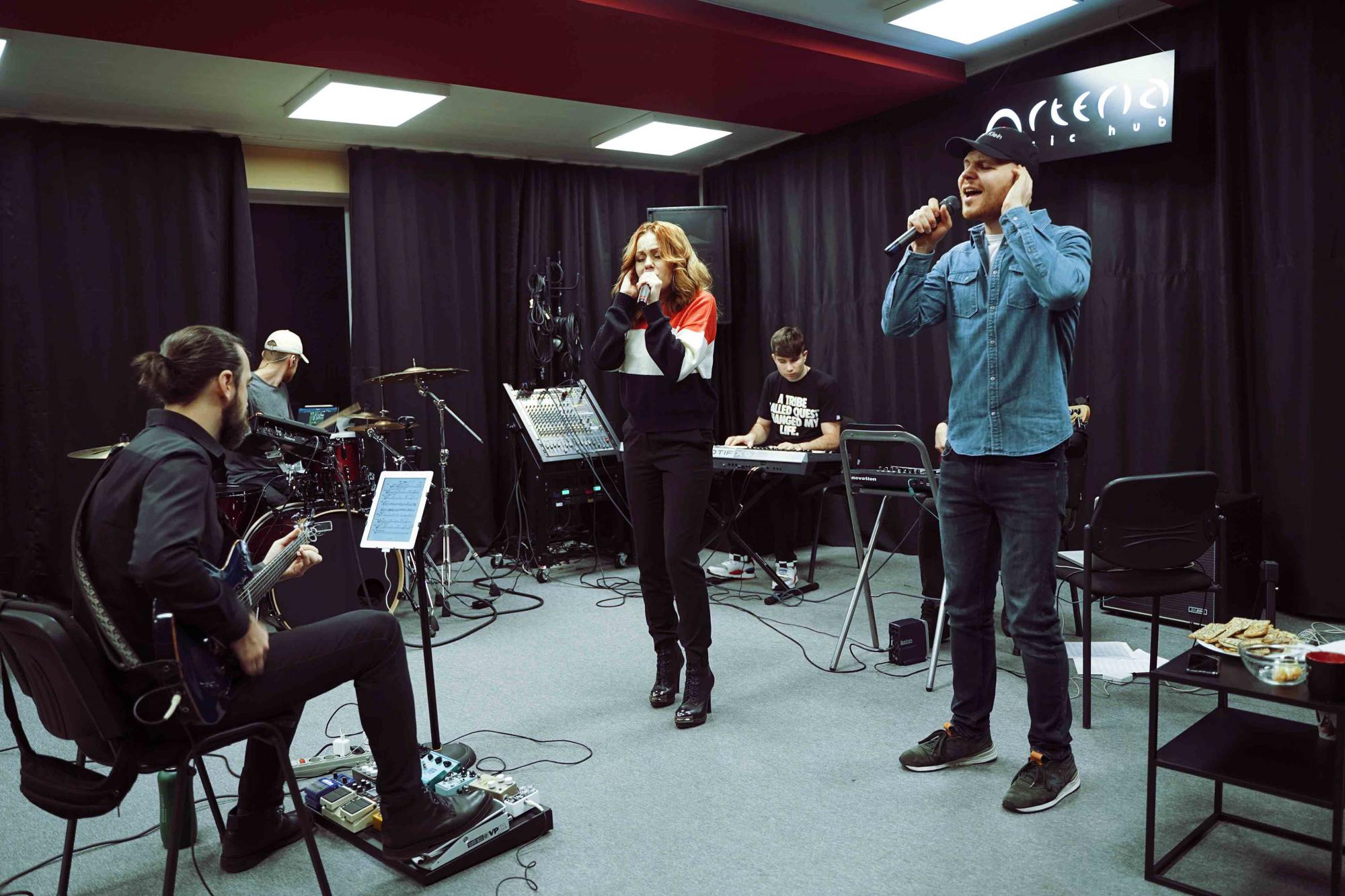 Alyosha & Vlad Darwin захопили ексклюзивними кадрами з репетиції підготовки великого шоу «Золота середина»