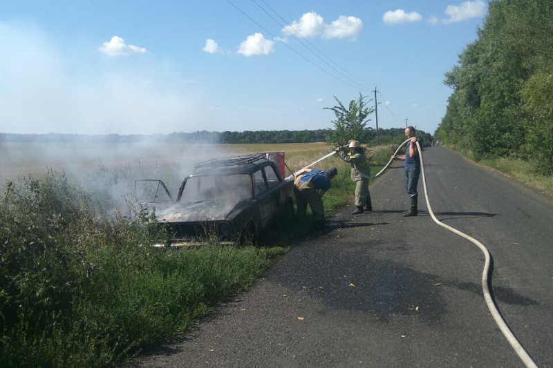 В Харьковской области на ходу загорелся автомобиль, есть пострадавшие