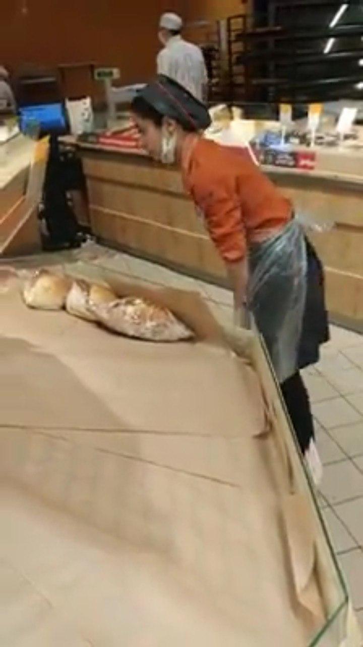 В разгар эпидемии продавцы без масок трогают товары: фото из украинских супермаркетов