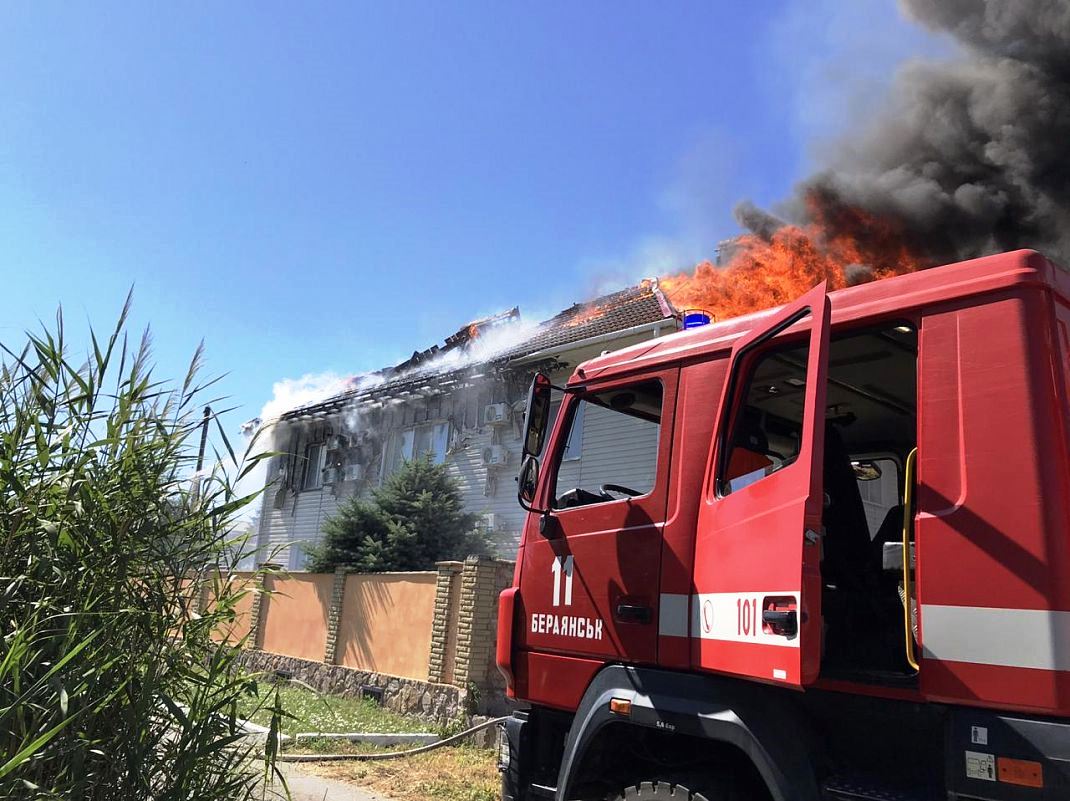 На украинском курорте в гостинице произошел сильный пожар: видео ЧП