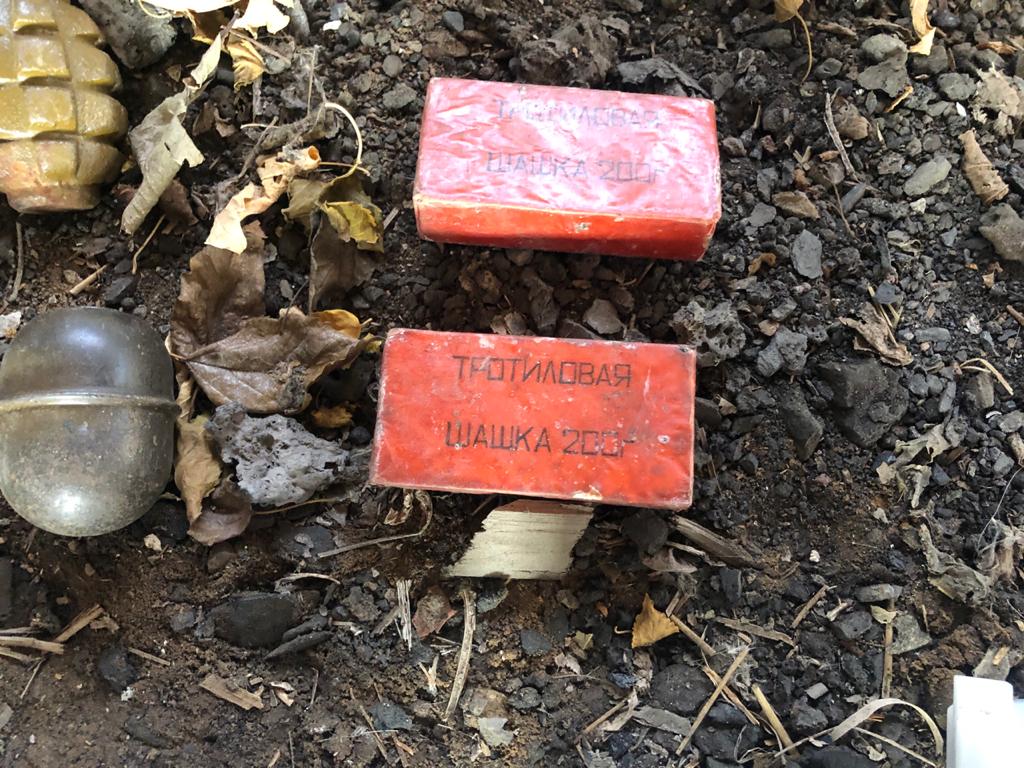 На Донбасі прикордонники виявили схованку з боєприпасами: що там знайшли (фото, відео)