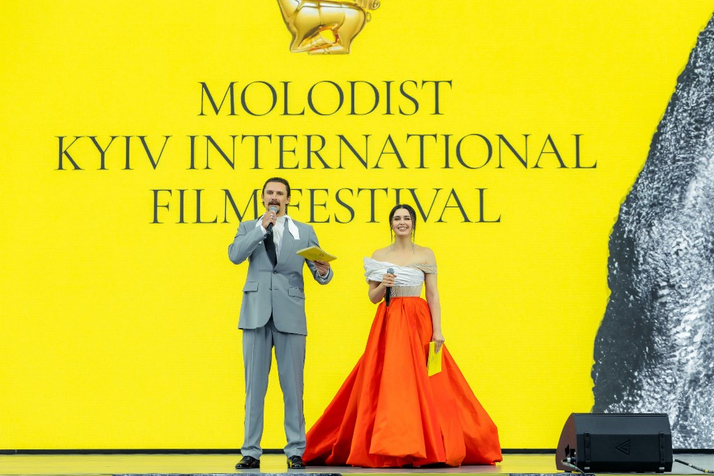 Зірка "плюсів" у пишній спідниці з розрізом блиснула на червоній доріжці: яскраві фото