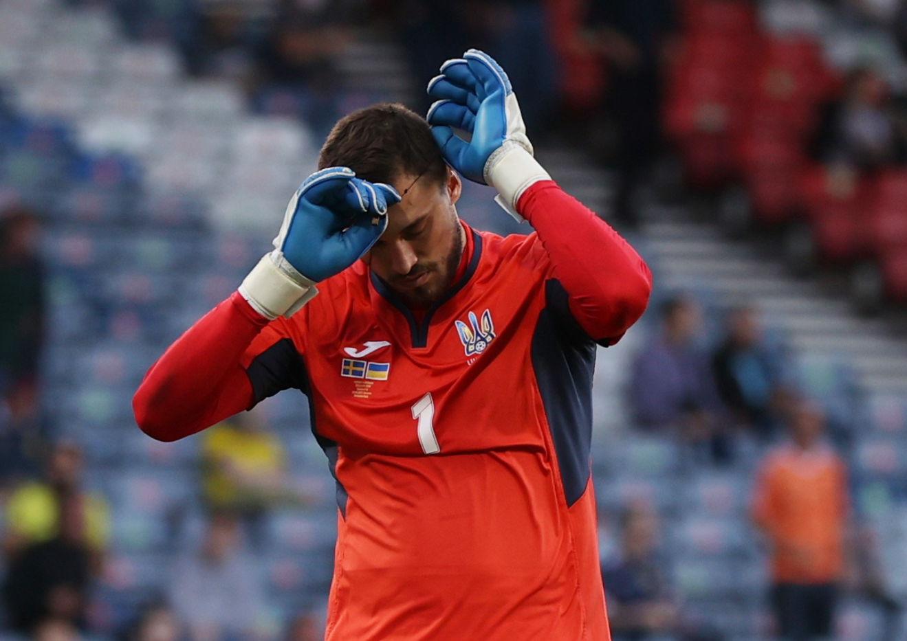 Бущан поклав біля штанги свій хрестик на матчі зі Швецією: фото оберега української збірної