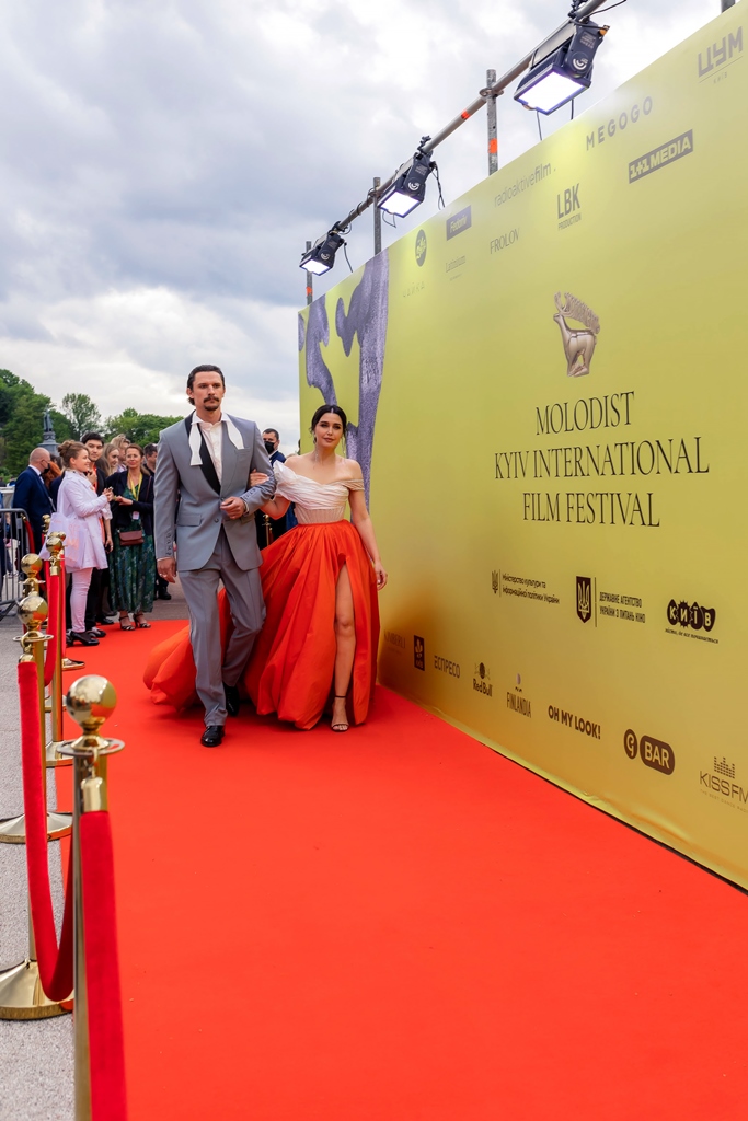 Зірка "плюсів" у пишній спідниці з розрізом блиснула на червоній доріжці: яскраві фото