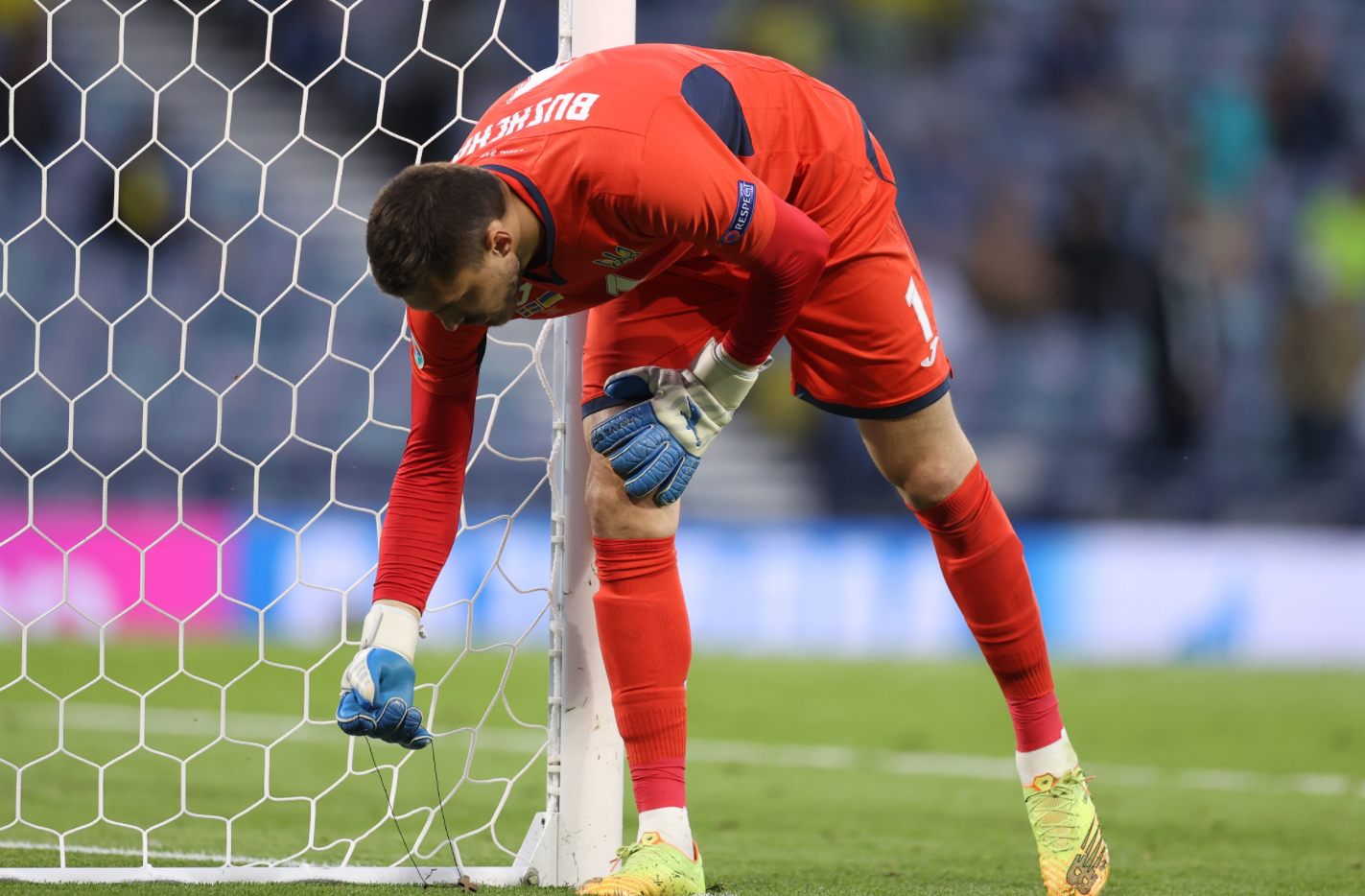 Бущан поклав біля штанги свій хрестик на матчі зі Швецією: фото оберега української збірної