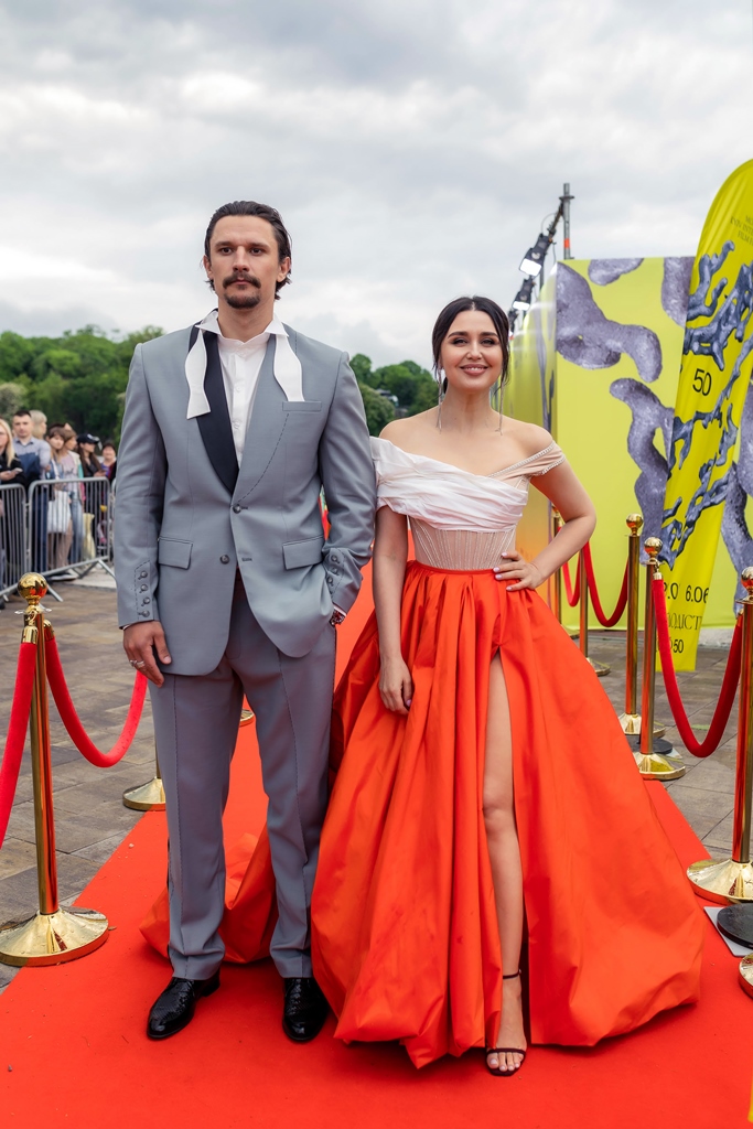 Зірка "плюсів" у пишній спідниці з розрізом блиснула на червоній доріжці: яскраві фото