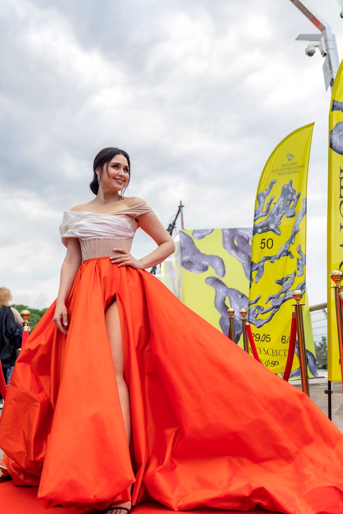 Зірка "плюсів" у пишній спідниці з розрізом блиснула на червоній доріжці: яскраві фото