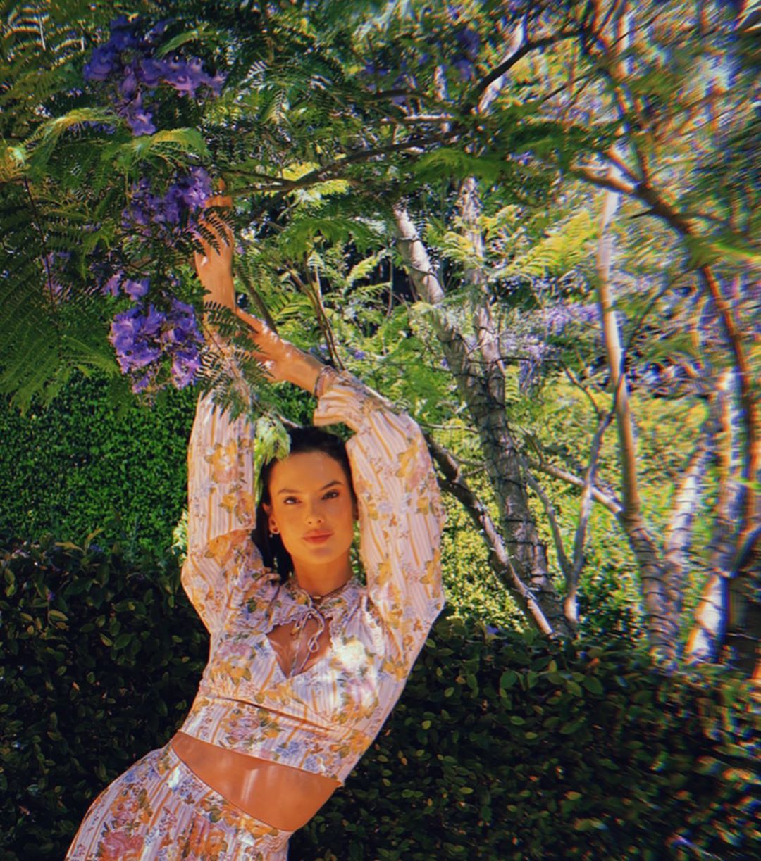 Просто вау! Алессандра Амбросио покорила безупречной фигурой в роскошном летнем наряде