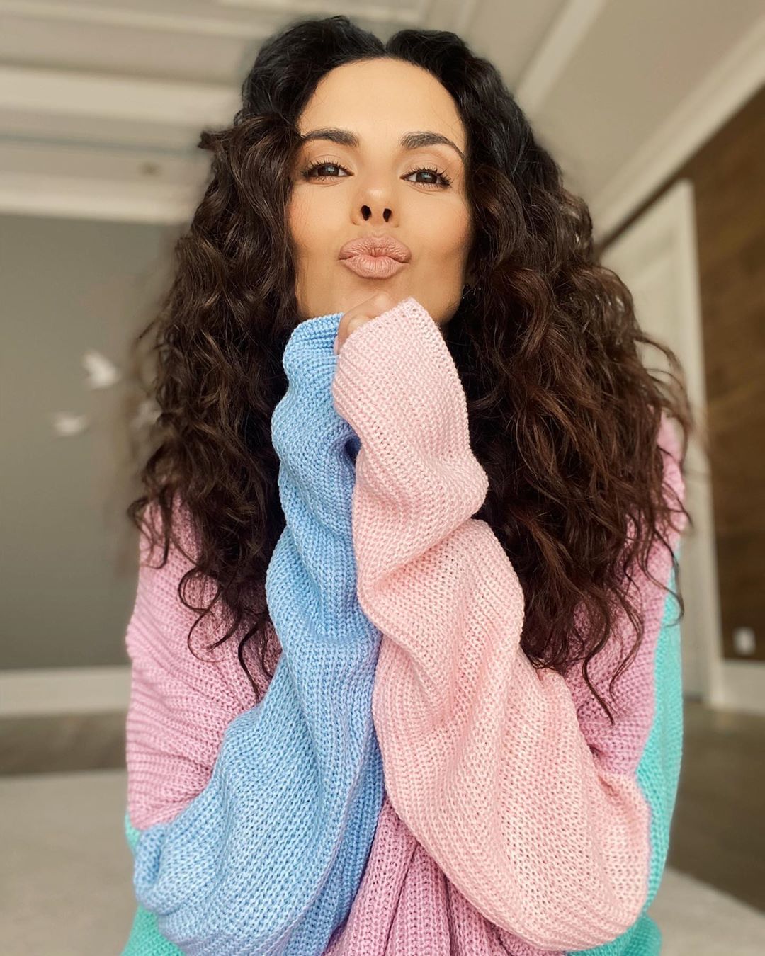 Милая и домашняя: Настя Каменских покорила нежным луком в ярком свитере