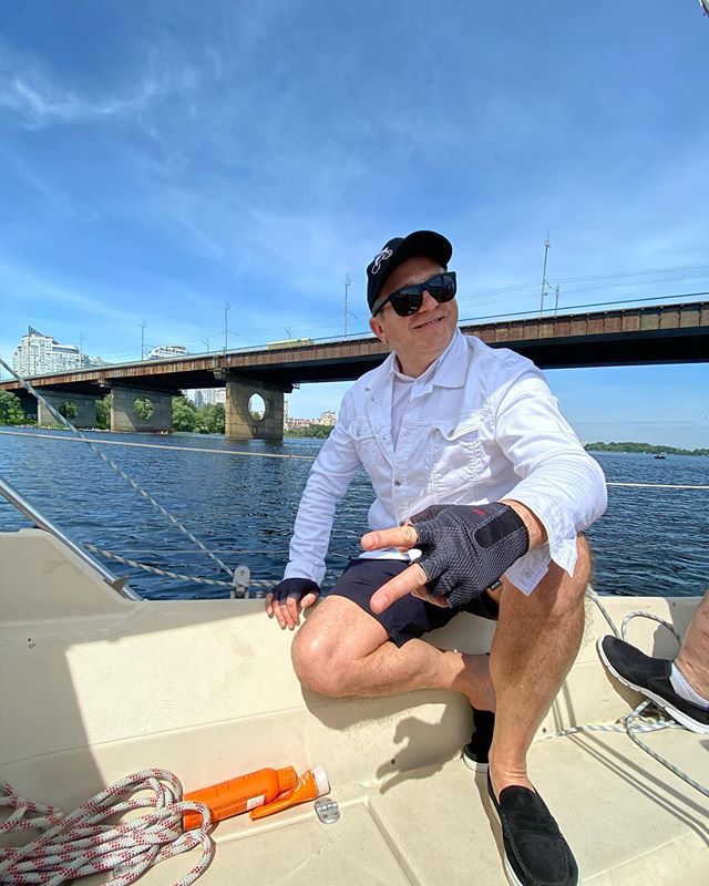 Горбунов освоїв несподівану професію і влаштував Осадчій в мікрошортах романтику на воді