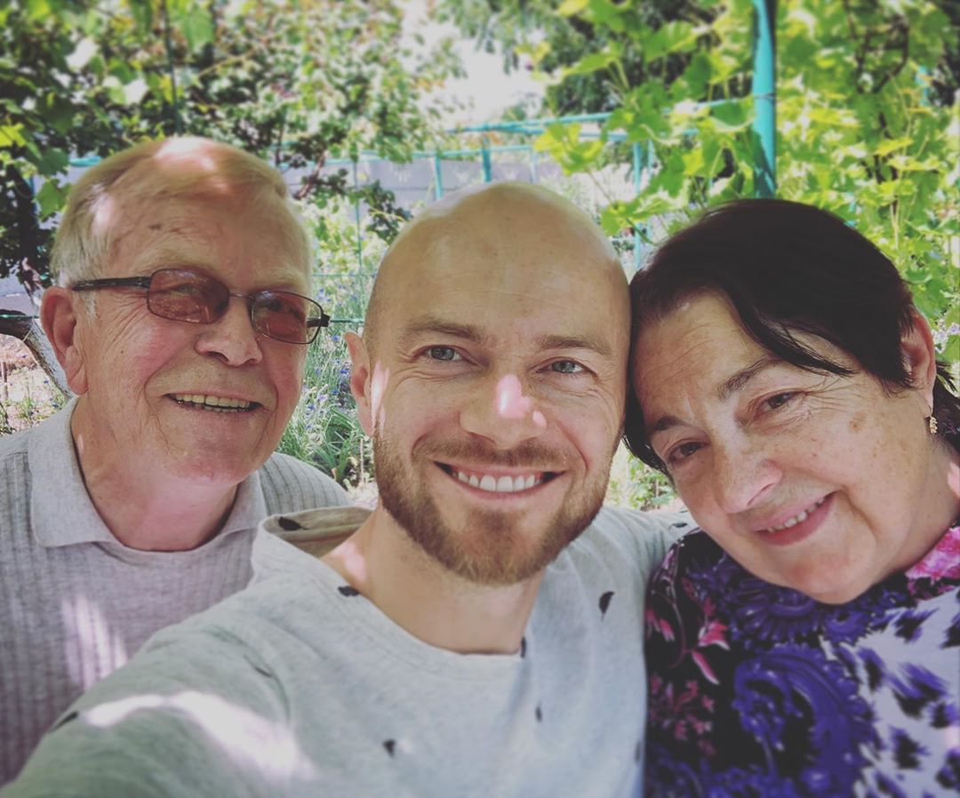 На кого схожий? Влад Яма зачарував мережу фото з батьками