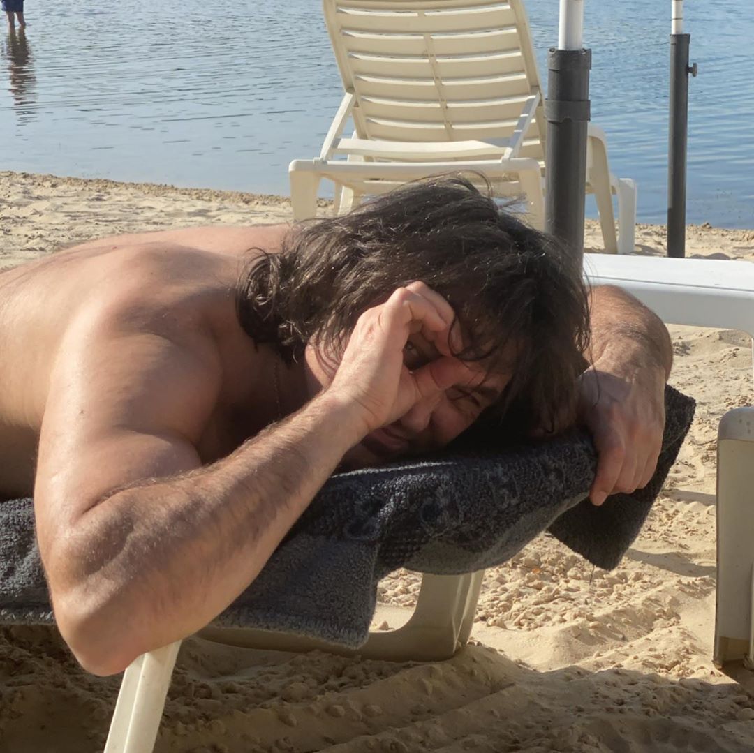 Невероятная красавица: 53-летняя Ольга Сумская открыла пляжный сезон под Киевом