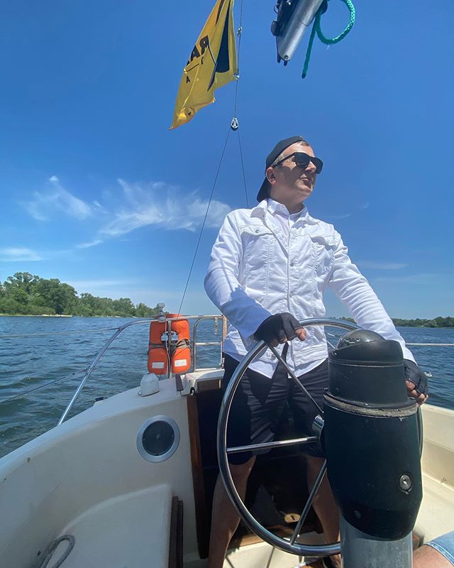 Горбунов освоїв несподівану професію і влаштував Осадчій в мікрошортах романтику на воді