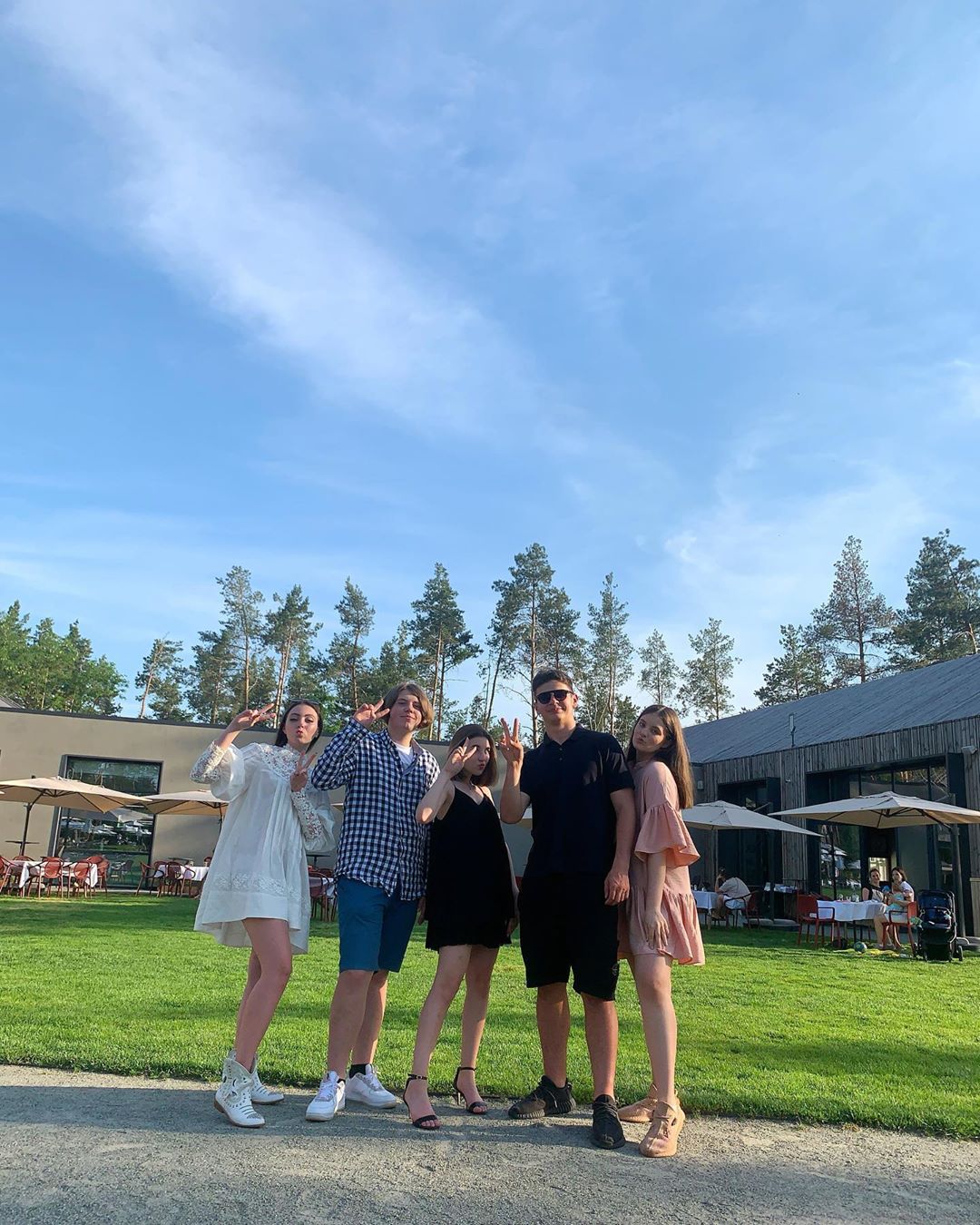 Никогда не забуду: дочь Оли Поляковой в белом наряде показала, как отпраздновала выпускной